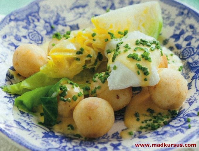 Nye kartofler med spidskål, pocheret æg og hollandaisesauce