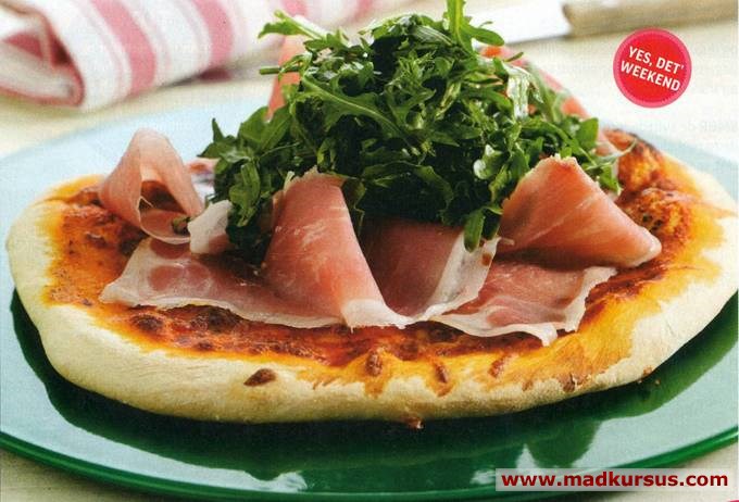 Pizza med skinke og rucola