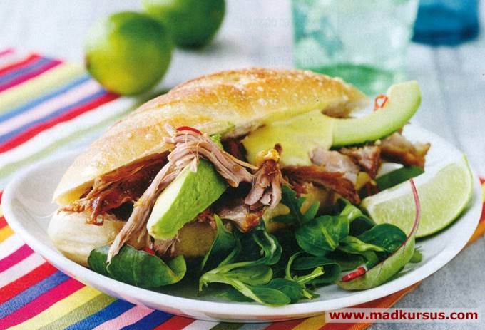 Pulled pork i sandwich med avocado og chili