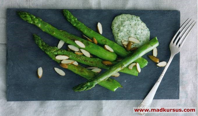 Ristede asparges med krydderurtemayonnaise og mandler
