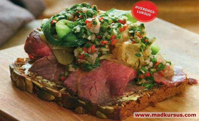 Roastbeefmad med karamelliserede løg og chimichurri