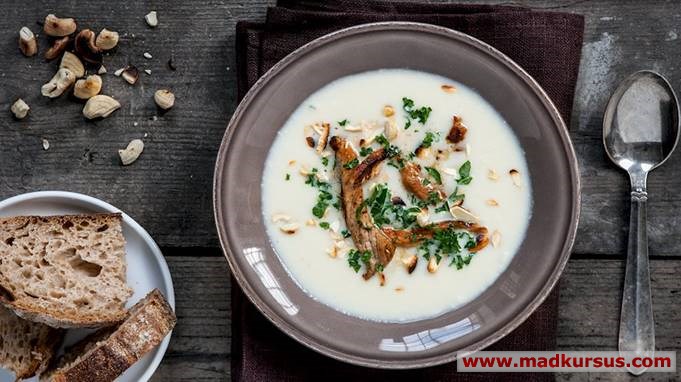 Rodsuppe med ingefærstegte minutstrimler, ristede nødder og persille