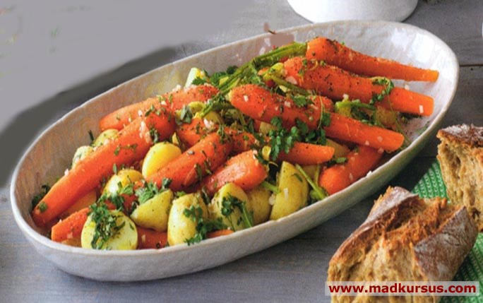Salat af nye kartofler og gulerødder