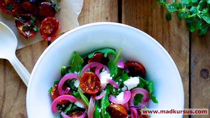 Salat med bagte tomater og syltede rødløg