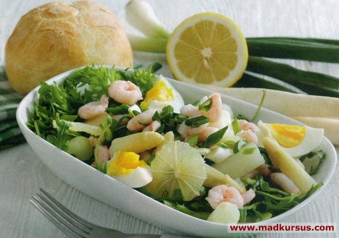 Salat med rejer og asparges