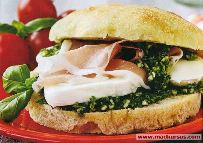 Sandwich med skinke, mozzarella og pesto