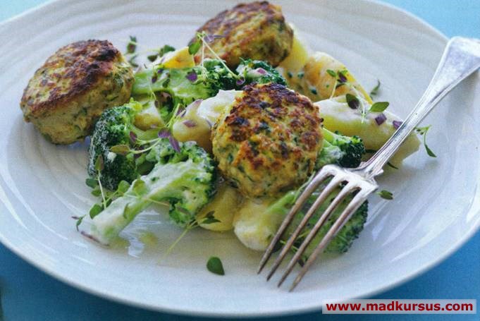 Sommerfrikadeller med kartoffel-broccolisalat
