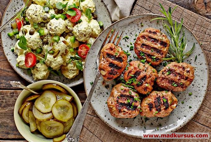 Spicy grill frikadeller med smagfuld karry kartoffelsalat