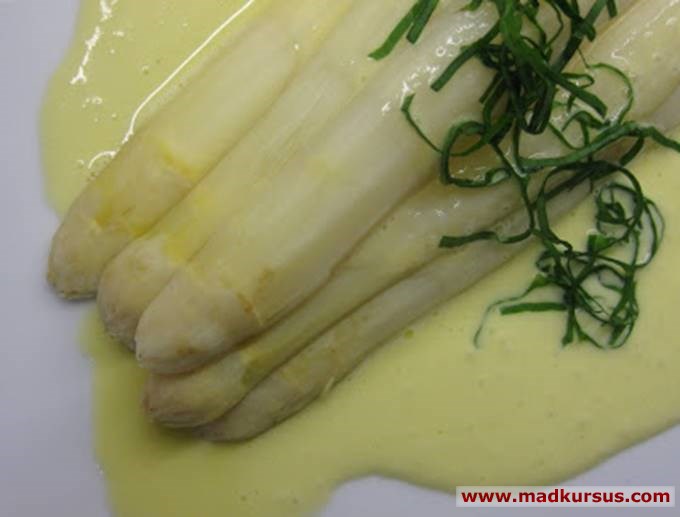 Hvide asparges med en frisk Sauce Mousseline