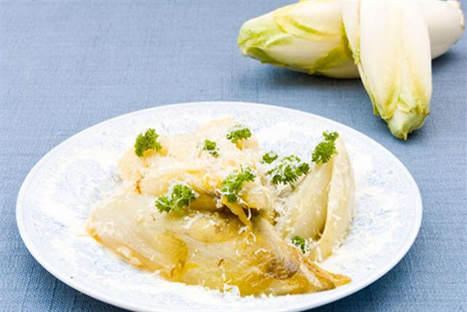 Julesalat med ostesauce