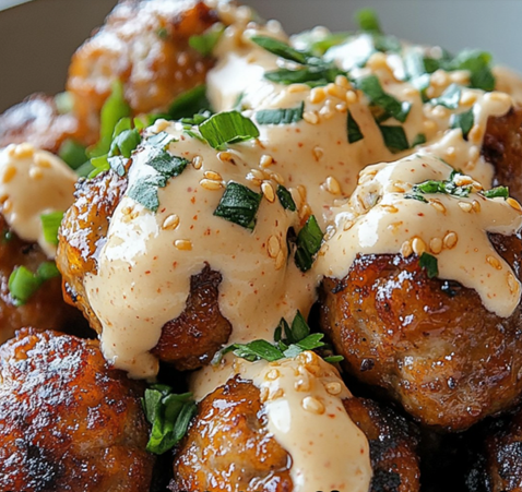 Koreanske BBQ-kødboller med krydret mayonnaise-dip