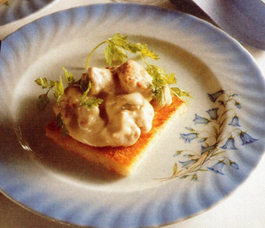 Stuvet kalvebrissel på ristet brød