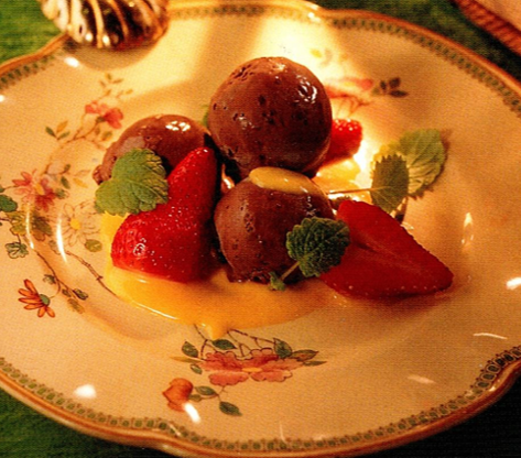 Chokoladeis med appelsinlikørsovs