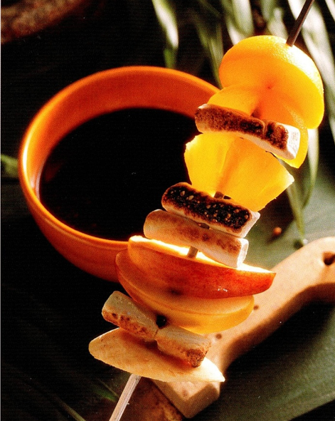 Grillet frugt og marshmallows