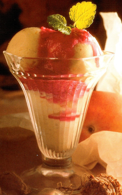 Mangoparfait med sovs af solbær