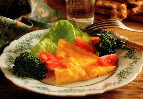 Omelet med ost og broccoli