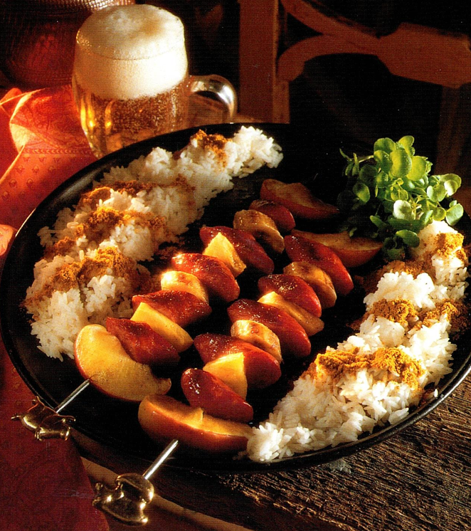 Grillspid med pølse og frugt