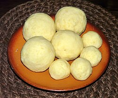 Knödel af brød i terninger