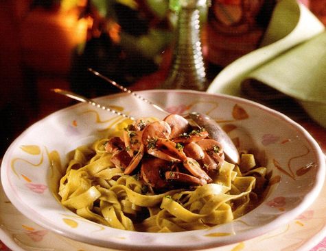Pasta i sennepssovs med champignoner