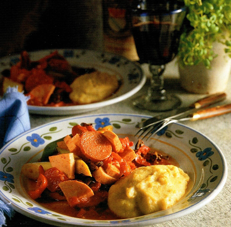 Pølsegullasch med polenta