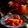 Gryde med fiskeboller, rejer og hvidløg
