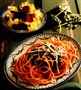 Rød pasta med grøn sovs